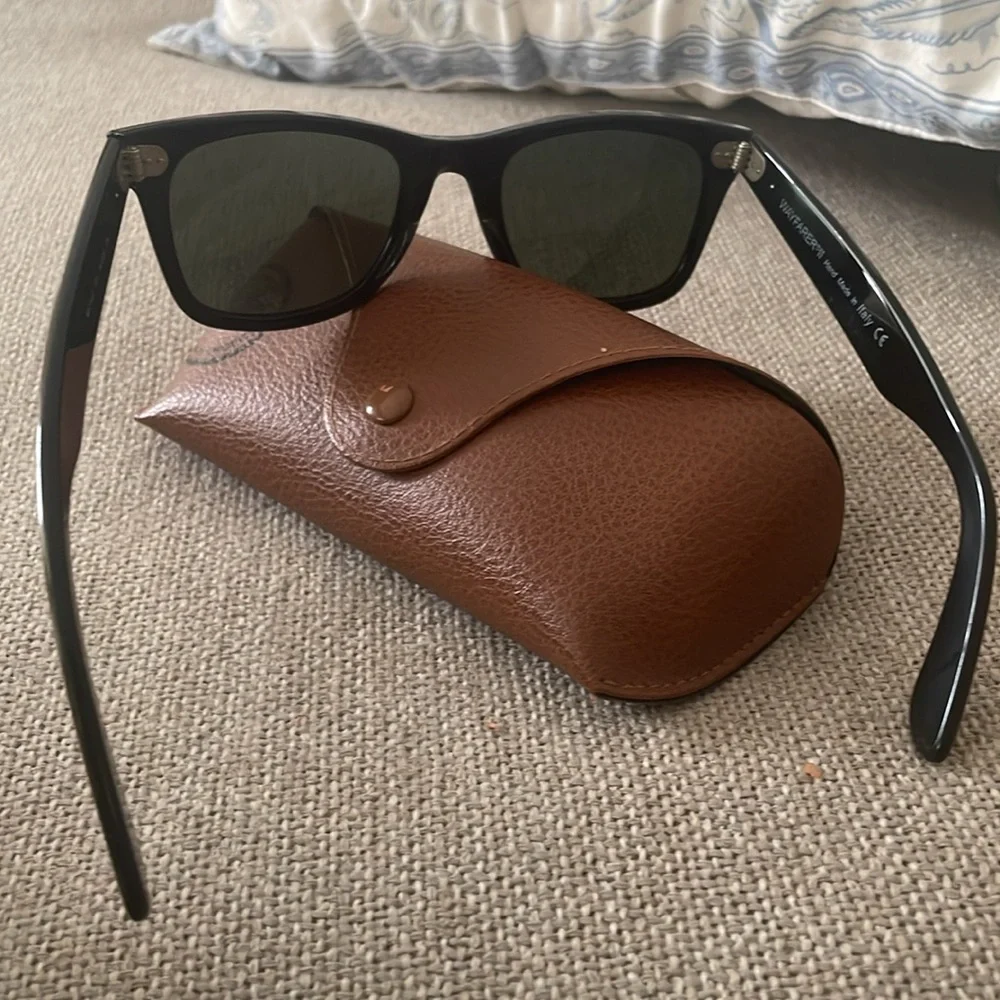 Ray-Ban Wayfarer Sunglasses in Black and Tan/Gold